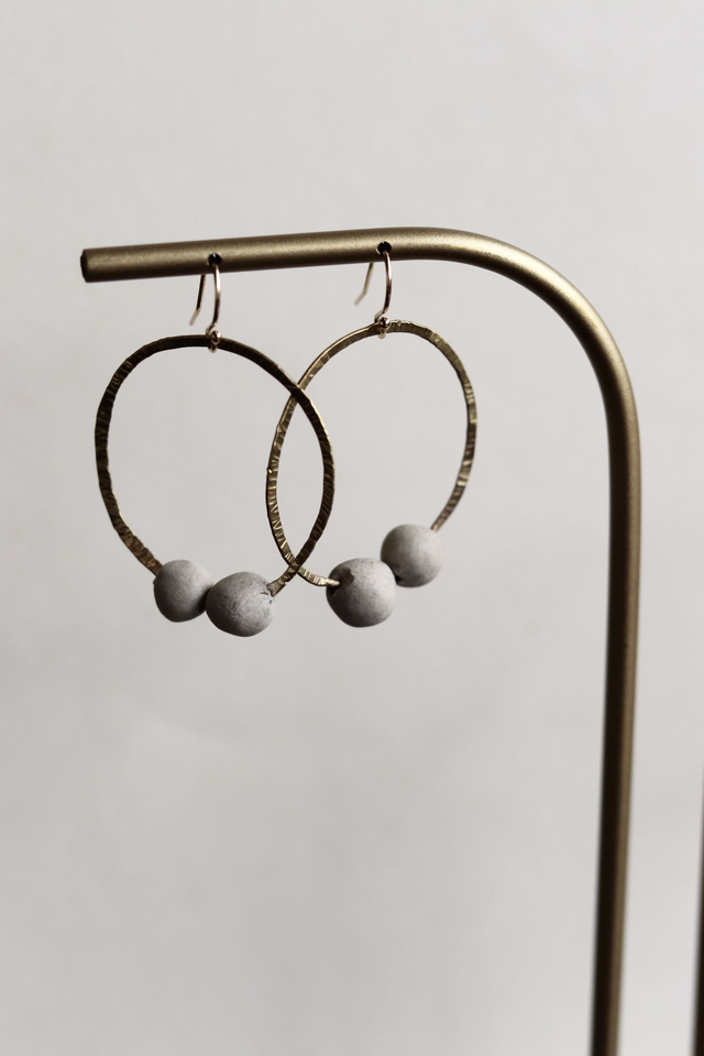 Boucles d’oreilles en grès et métal 
