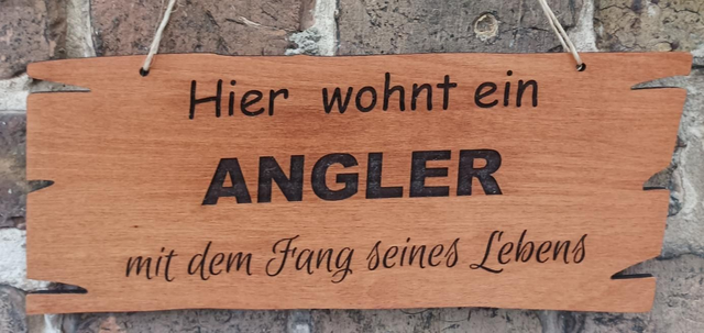 Holzschild „Hier wohnt ein Angler“ – Deko für Angler


