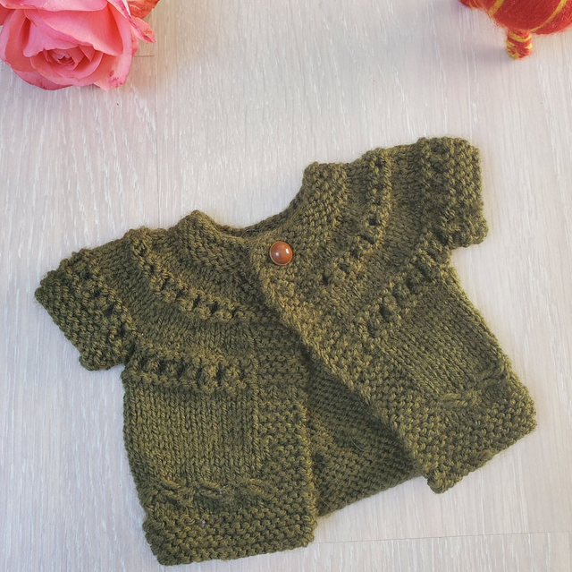 Gilet de poupée vert mousse