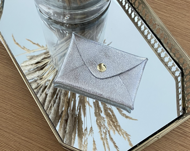 Petite pochette « MONEY » en cuir irisé argent