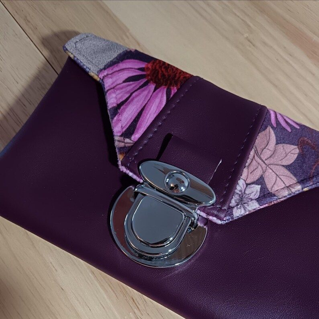 Portefeuille fait main en velours français, simili cuir et coton – Modèle unique