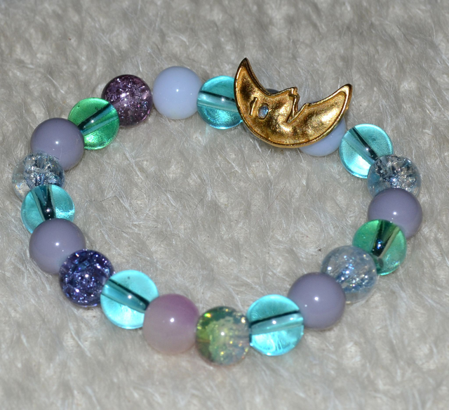 B54 - Bracelet perles verre tons vert violet et lune métal doré