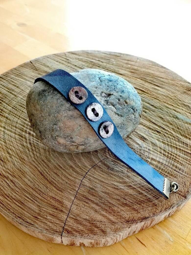 Bracelet en cuir bleu nacre avec boutons en cuir mordoré