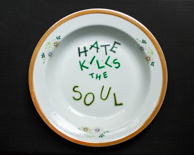 Buntowniczy talerz "Hate kills the soul"