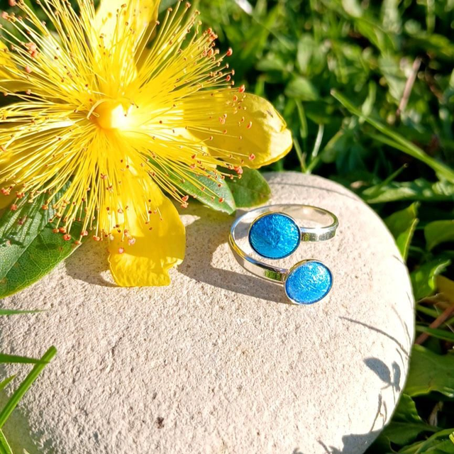 Bague ajustable en Argent 925 agrémentée de 2 perles d'émail sur feuilles d'argent