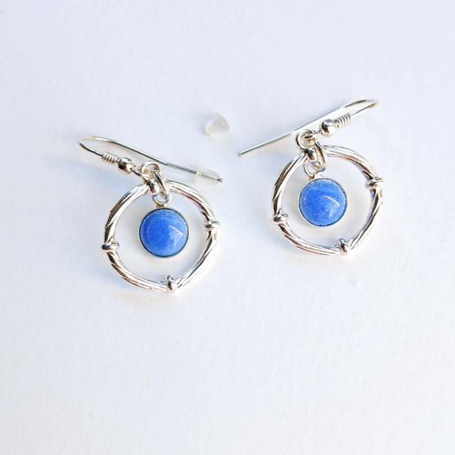 Boucles d'oreilles ''Bol d'oxygène'' en émail bleu opalescent. 