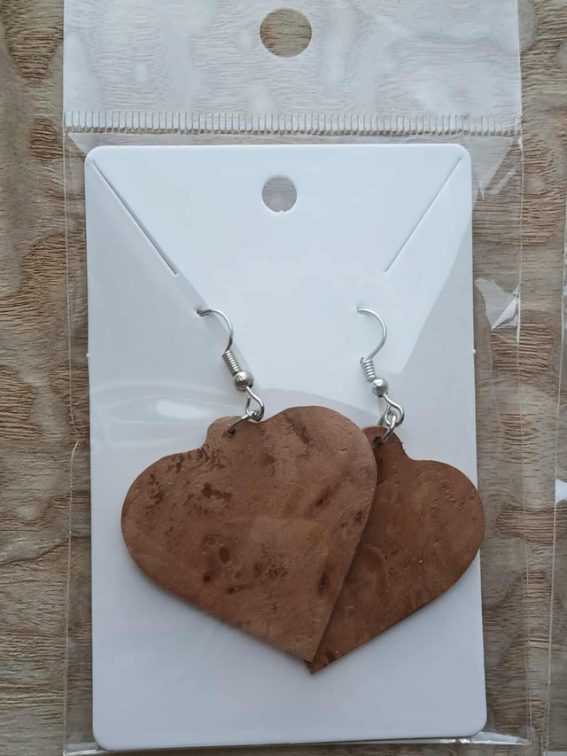 Parure cœur en loupe d’orme – bijou artisanal en bois