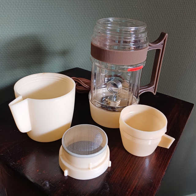 KingAvon | Auto koffiezetter Reis theezetapparaat 12V 500 cc Jaren 70 uit vorige eeuw plus toebehoren  in Beige en bruine kleuren | Vintage