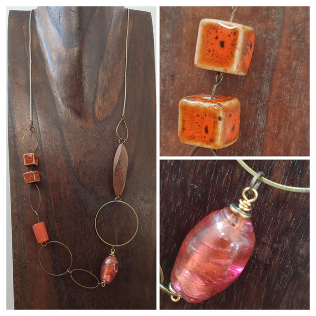 Sautoir verre, bois, céramique orange -rose, anneaux bronze réglable pièce unique 