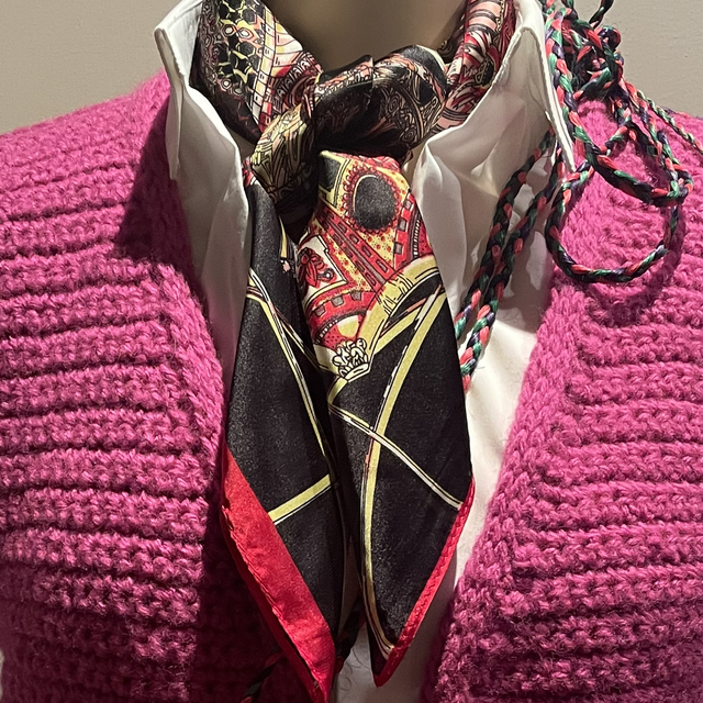 Beeldige sjaal 70x70cm voor om je hals of als ceintuur. Must have 2025!!!