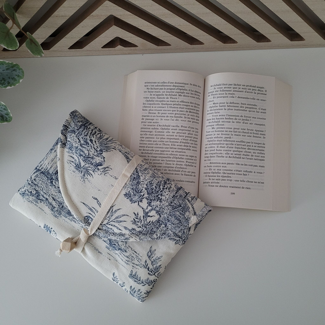 Pochette à livre Zoé Toile de Jouy bleue