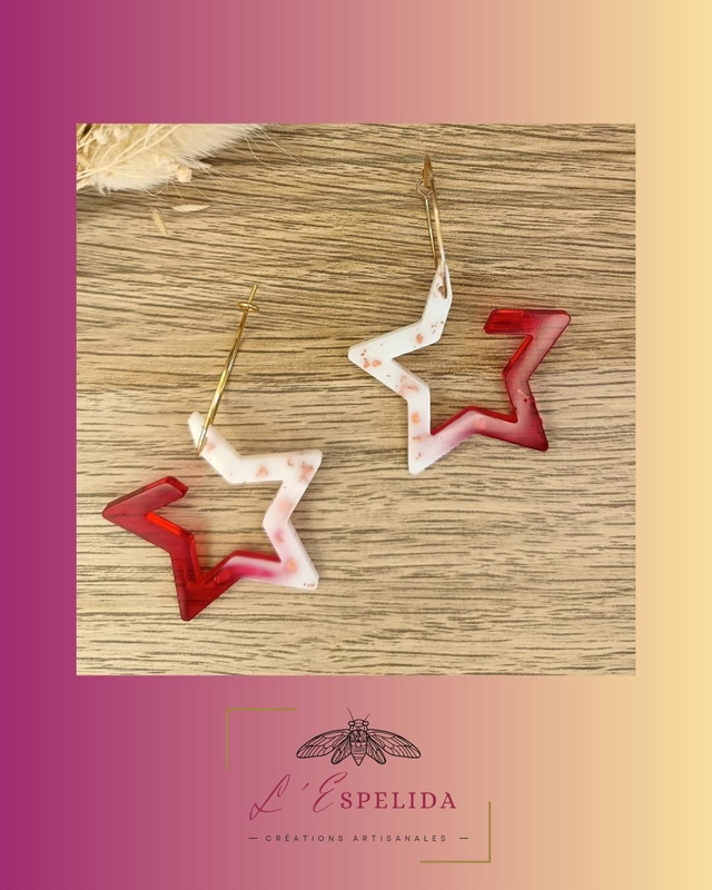 Créoles étoiles en résine rouges et blanc laiteux 