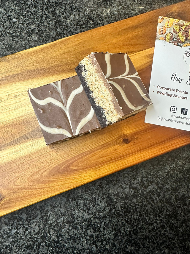 Buenafa Brownie – Chocolate Brownie with Kunafa & Kinder Sauce | Blondie Indulgence