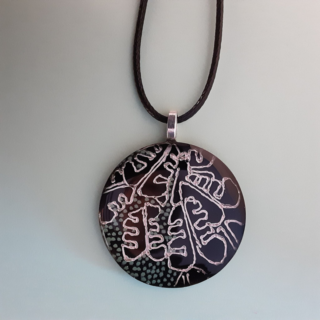 Pendentif rond collection tec2 fond noir et décor feuillage argent et points verts