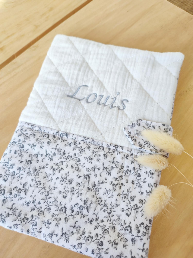 Protège carnet de santé &quot;fleurs grises&quot;