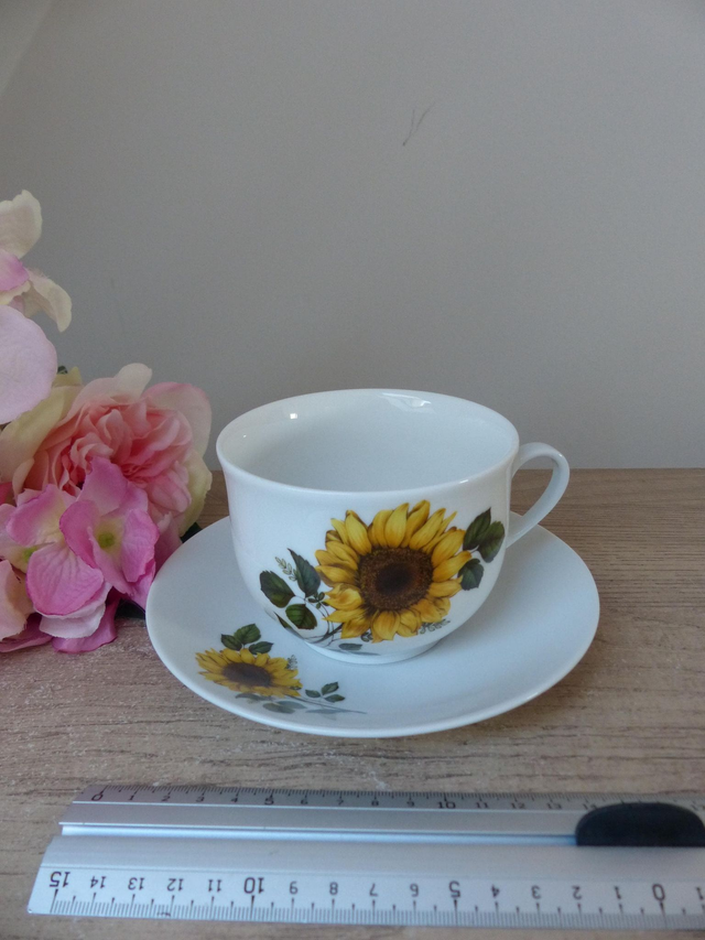 Ensemble tasse et soucoupe en porcelaine de Sologne – Décor tournesol – Fabriqué en France – Cadeau pour maman ou décoration maison campagne