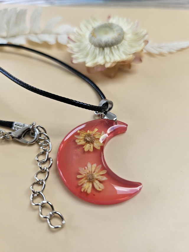Pendentif en résine - Lune rouge fleurie