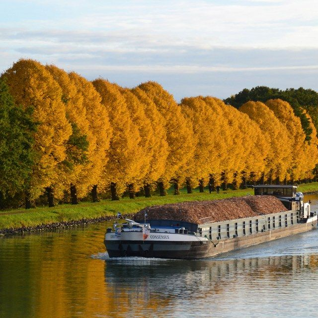 Frachtschiff auf dem Kanal