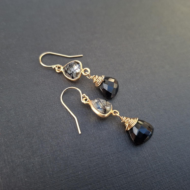 Vergulde oorbellen met onyx en rutielkwarts