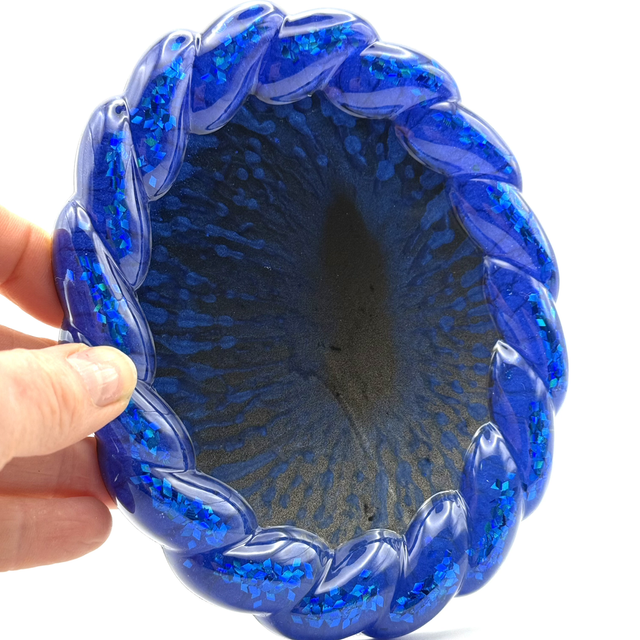 Vide poche Spaghettis paillettes bleues avec nuances de bleu sur fond noir