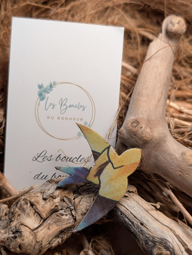 Broche hirondelle jaune fleurie 