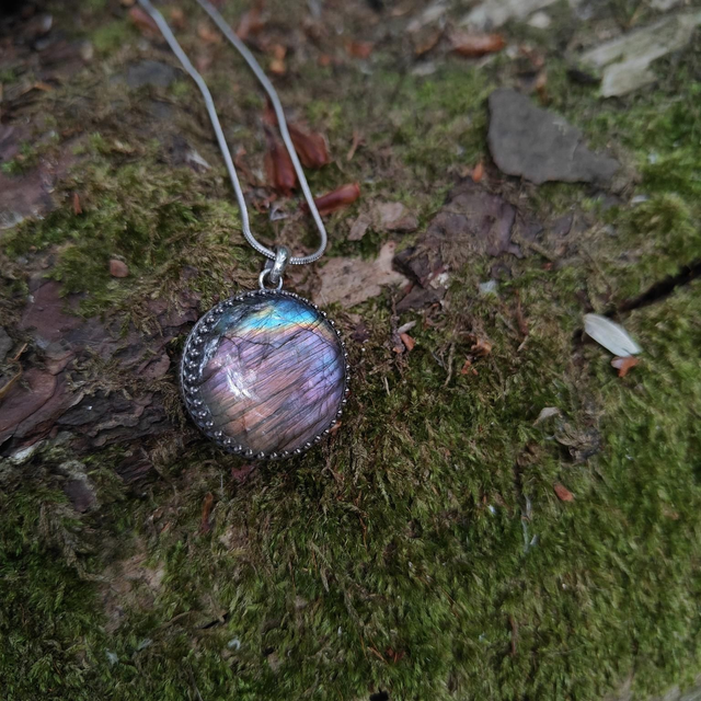Pendentif Rond en Argent Massif et Labradorite Violette