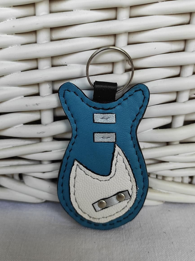 Porte clés guitare pour médiator 