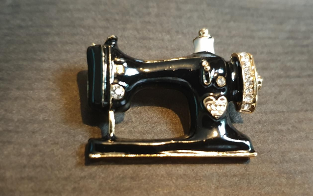Sewing Machine Brooch 