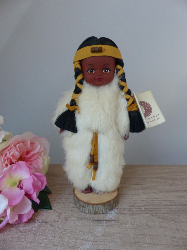 Poupée Amérindienne en Robe de Fourrure - Artisanat Huron avec Bébé, Fabriquée au Canada  – Poupée de Collection - Décoration Chambre Salon