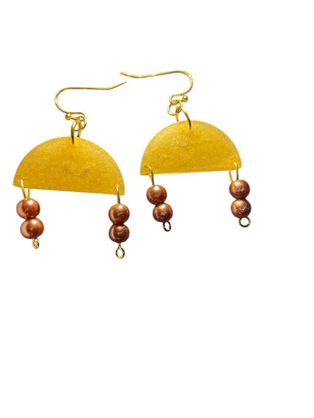 Boucles d’oreilles artisanales demi-lune en résine dorée et perles cuivrées