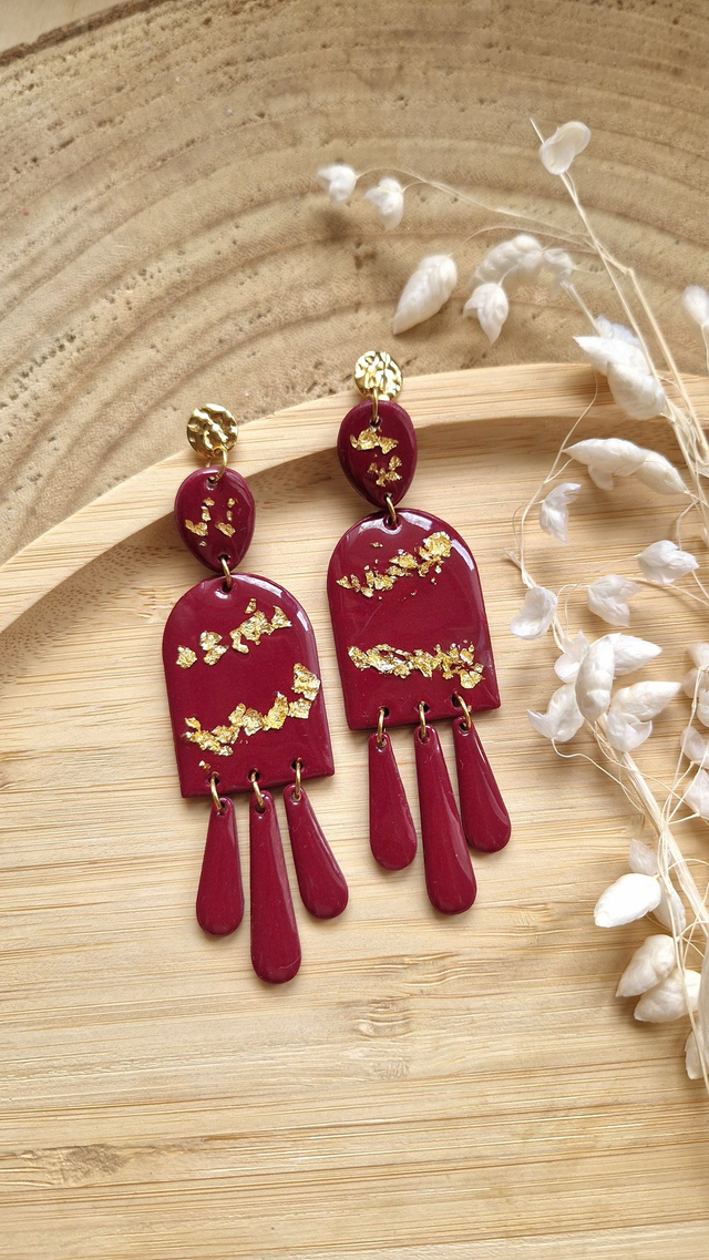Ambitieuse bordeaux – Boucles d’oreilles artisanales en pâte polymère et résine 