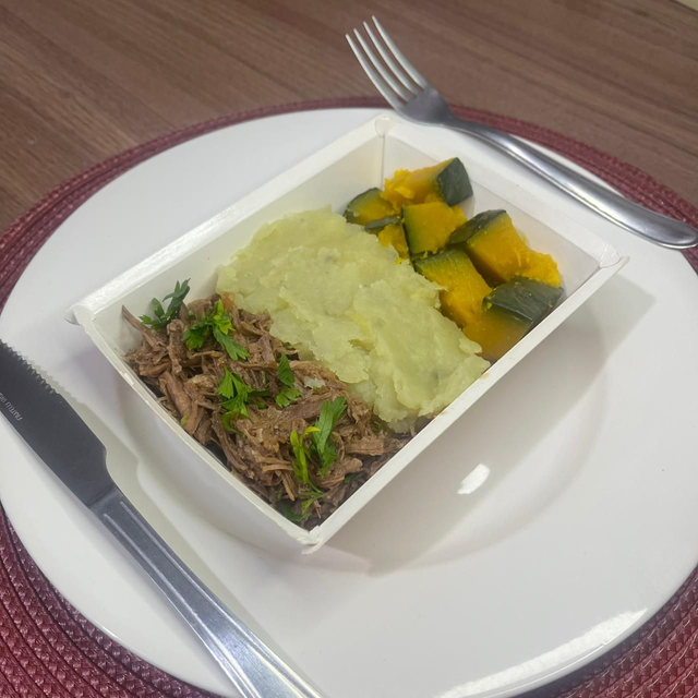 Carne bovina desfiada + Purê de batata doce + Cabotiá no vapor