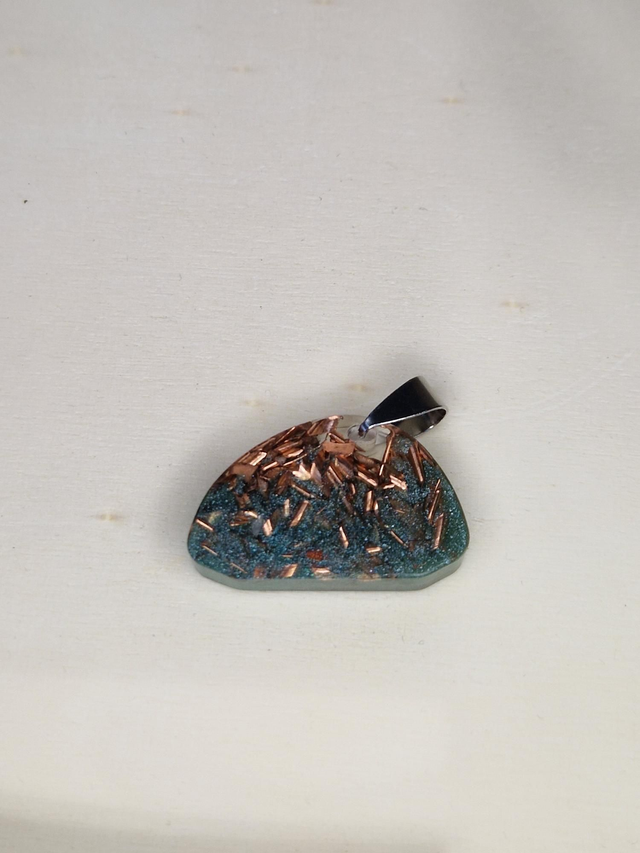 Orgonite, pendentif / 053