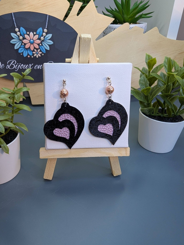 Boucles d'oreilles en cuir en forme de cœur en noire et rose avec perle naturelle. 