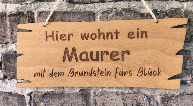 Holzschild „Hier wohnt ein Maurer mit dem Grundstein fürs Glück“ – 30 × 12 cm Sperrholz – dekoratives Türschild


