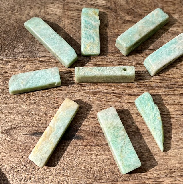 Amatsoniitti kiviriipus