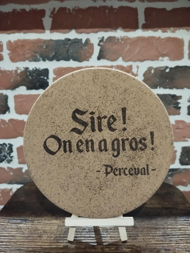 Dessous de plat en liège – Réplique culte Kaamelott | Déco geek & médiévale