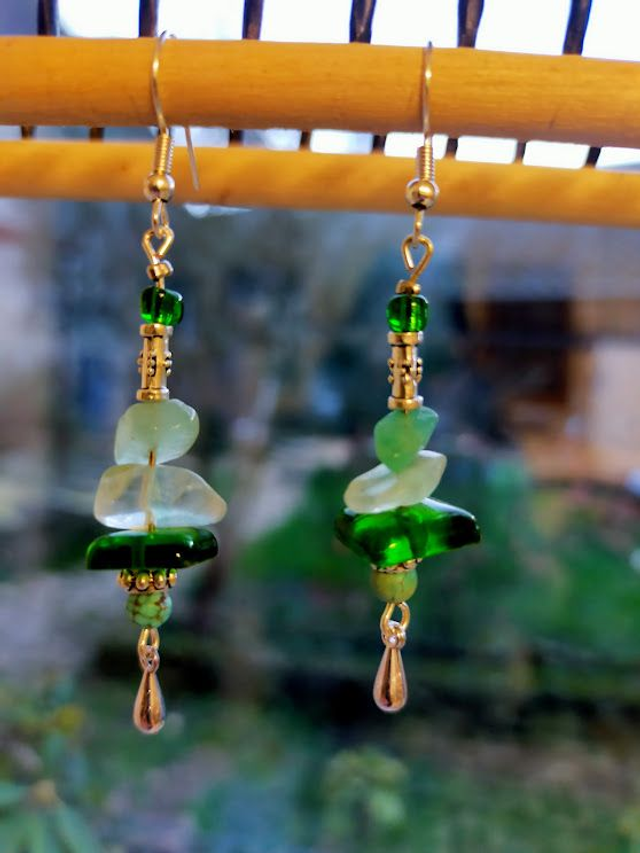 Boucles d'oreilles vert pomme en verre transparent. Numéro 5