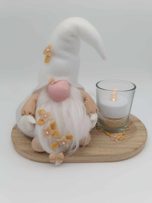 Gnome de Noël et bougie LED