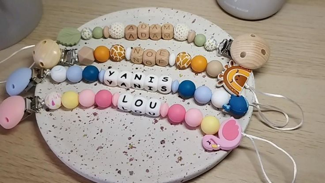 Attache tétine personnalisée - en silicone alimentaire et bois naturel