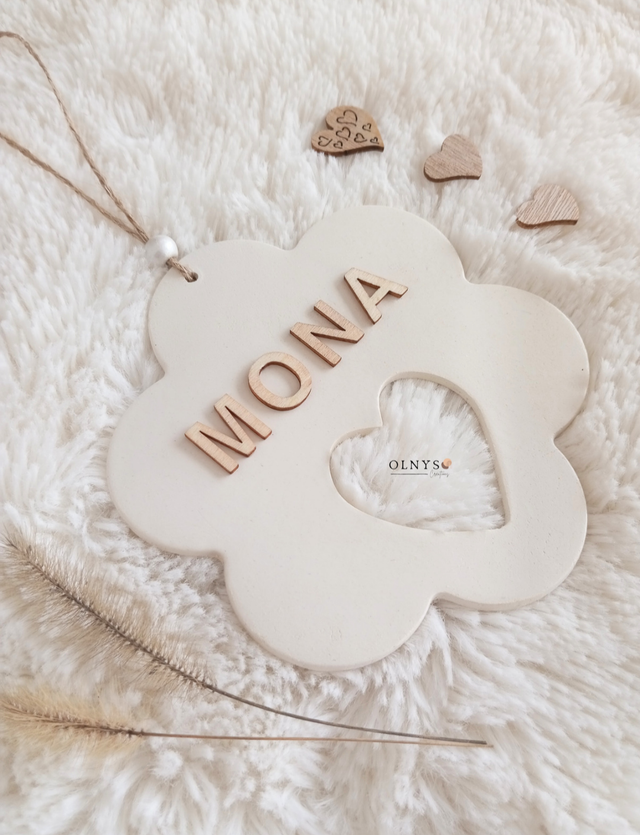 Décoration en argile avec coeur / format fleur (prénom personnalisable)