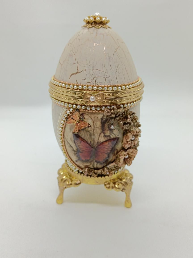 Jewellery box with a hinge ring 