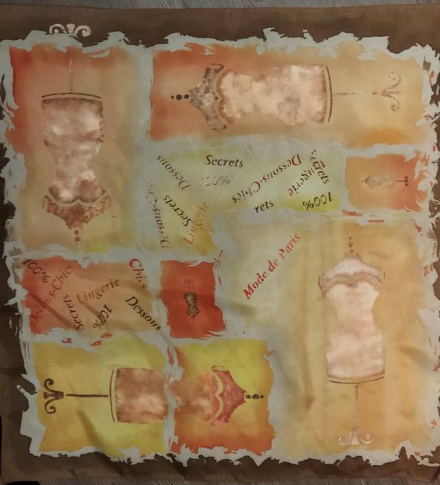 Carré de soie "chic et charme" peint à la main