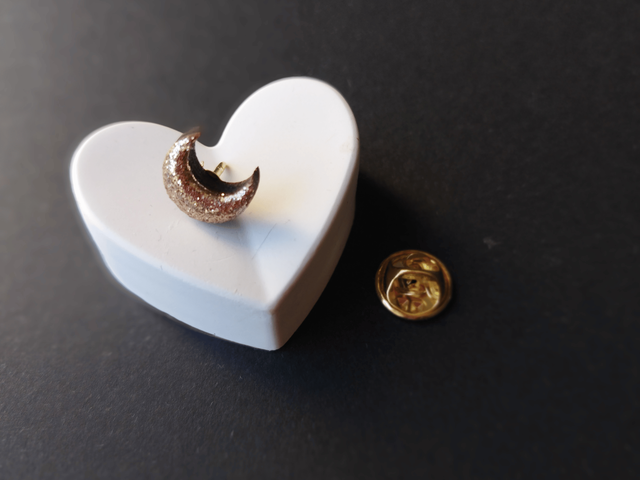 Pin’s Mini Lune – bois &amp; paillettes or