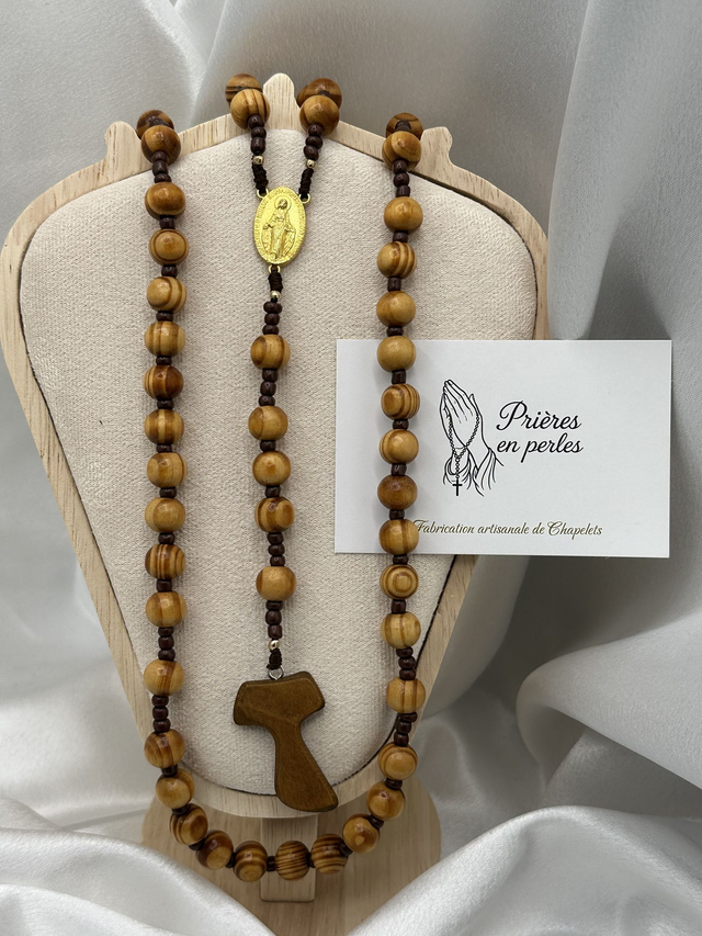  Chapelet artisanal en bois de pin – Simplicité et paix intérieure