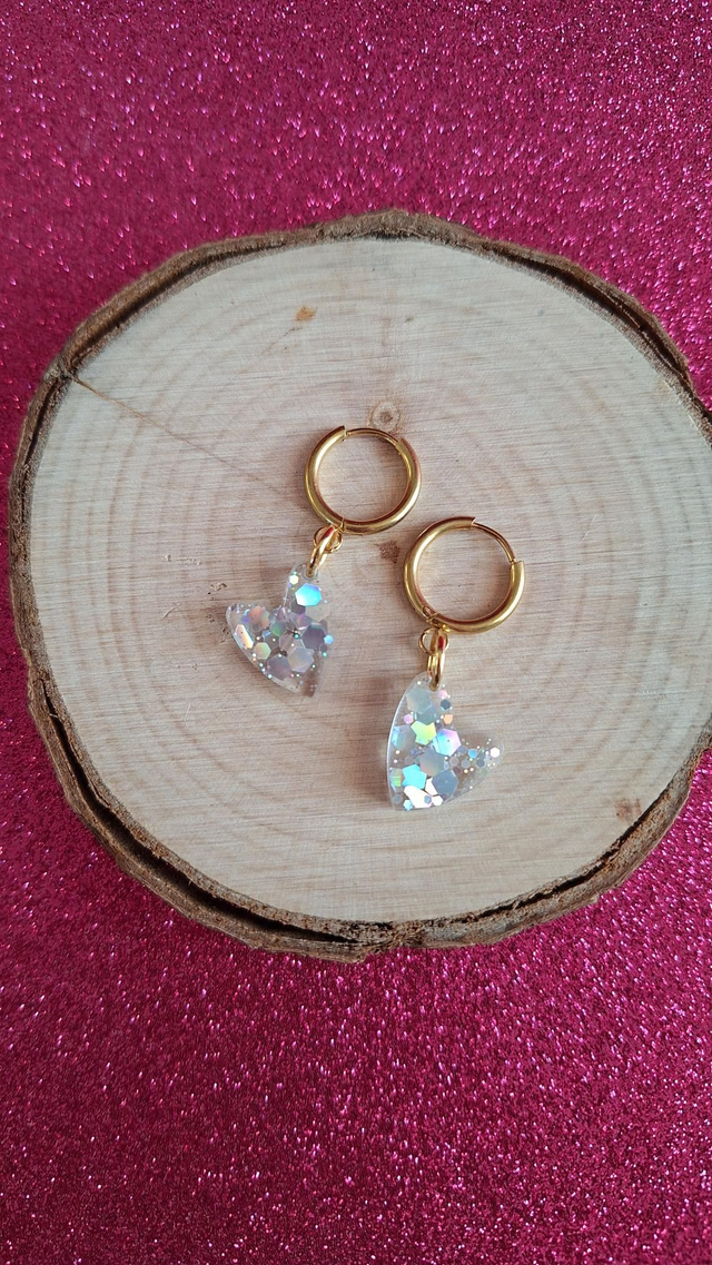 Créoles dorées cœurs asymétriques paillettes argentées holographiques 