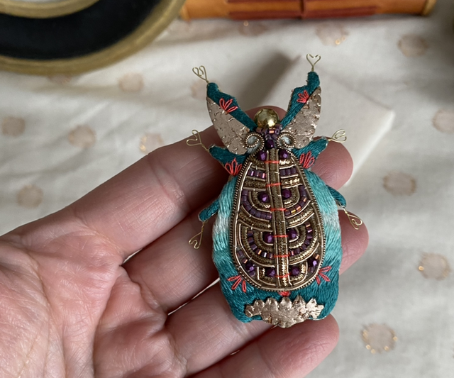 Broche insecte brodé bleu