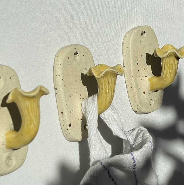 Chanterelle hook, single