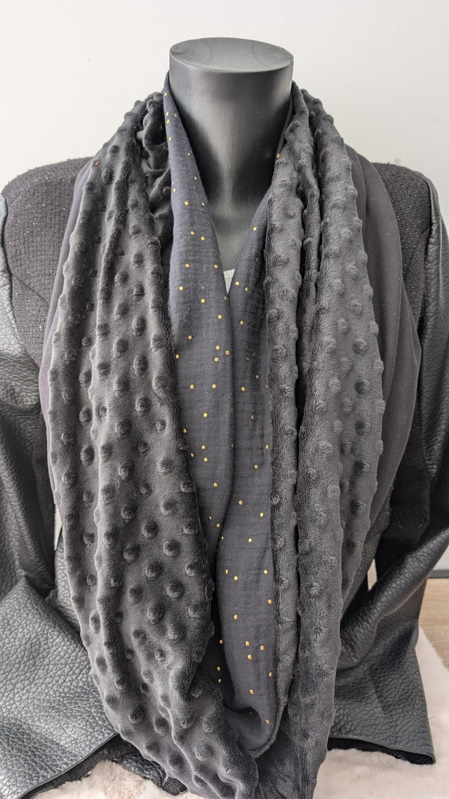 Tour de Cou Noir et Or - Élégance et Douceur pour l'Hiver