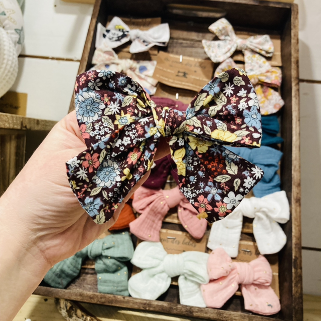 Ruban Noeud barrette fleuris bordeaux 